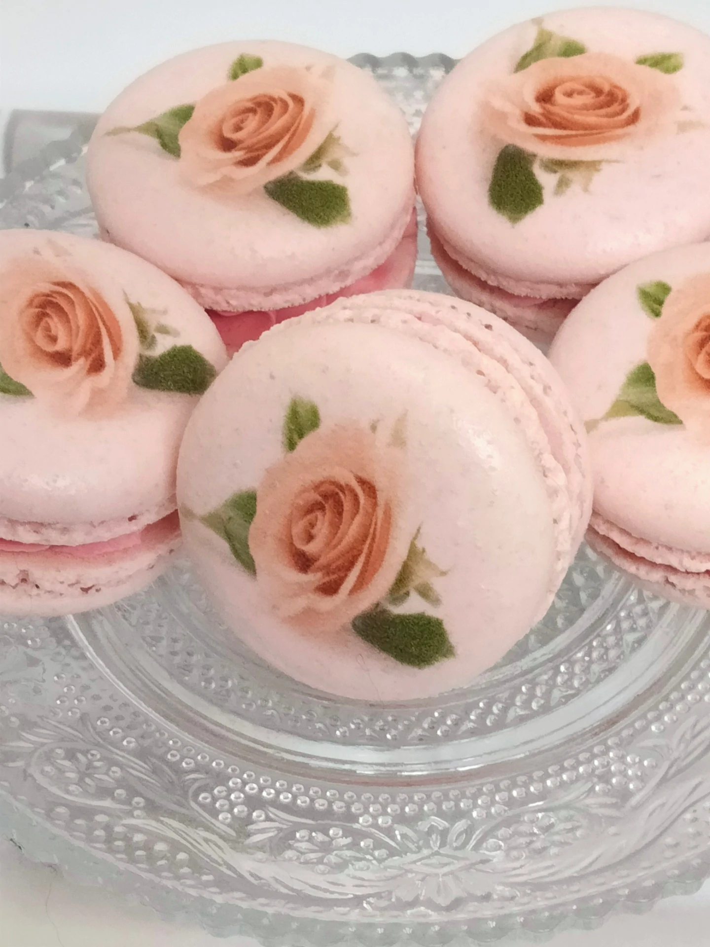 Roos en witte chocolade macarons