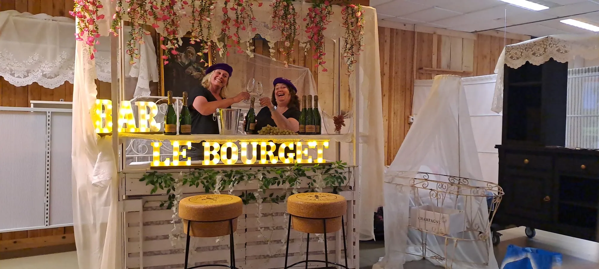 Feestbar van Le Bourget met verlichte letters en bloemendecoratie
