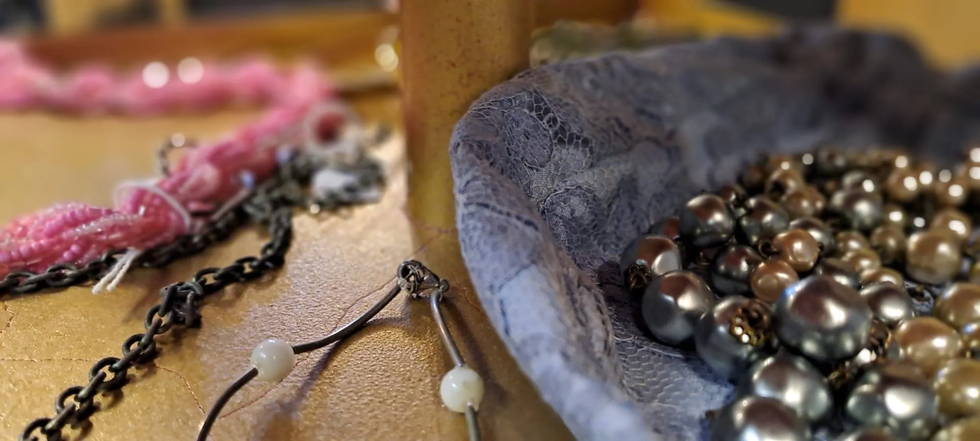 Vintage sieraden: parelkettingen en kant van dichtbij