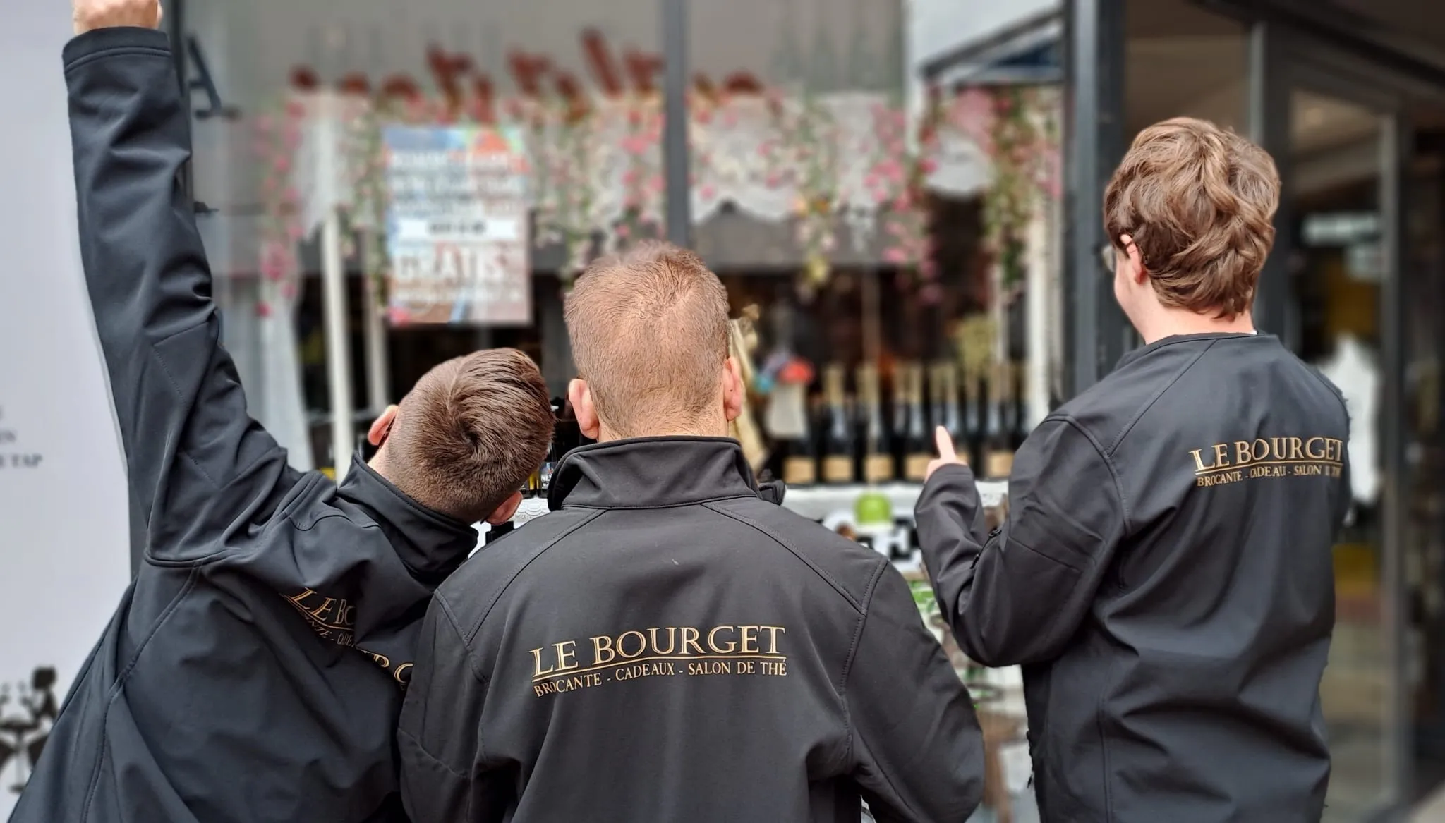 Drie medewerkers in vesten met het logo van Le Bourget voor de winkel