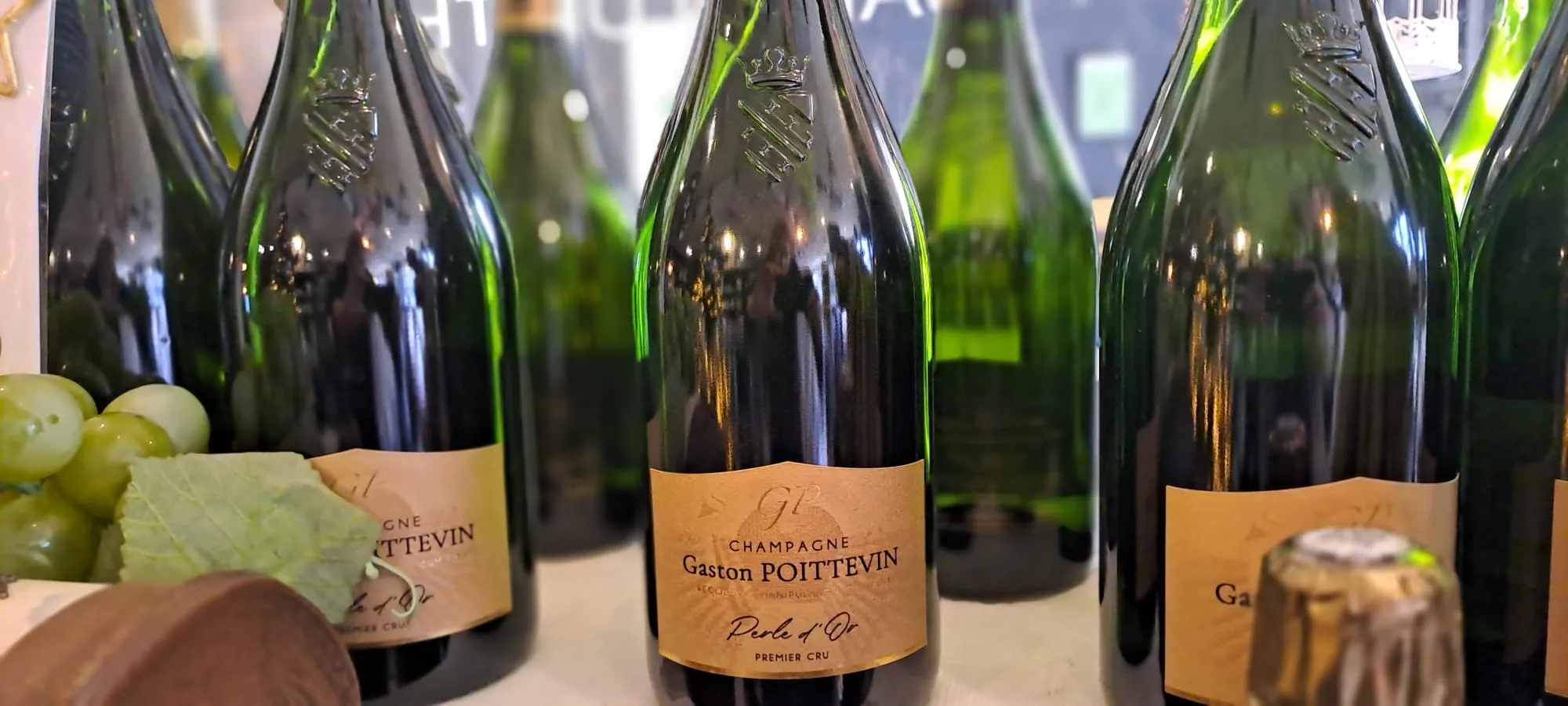Rijen champagneflessen met druiven in het cadeauschap