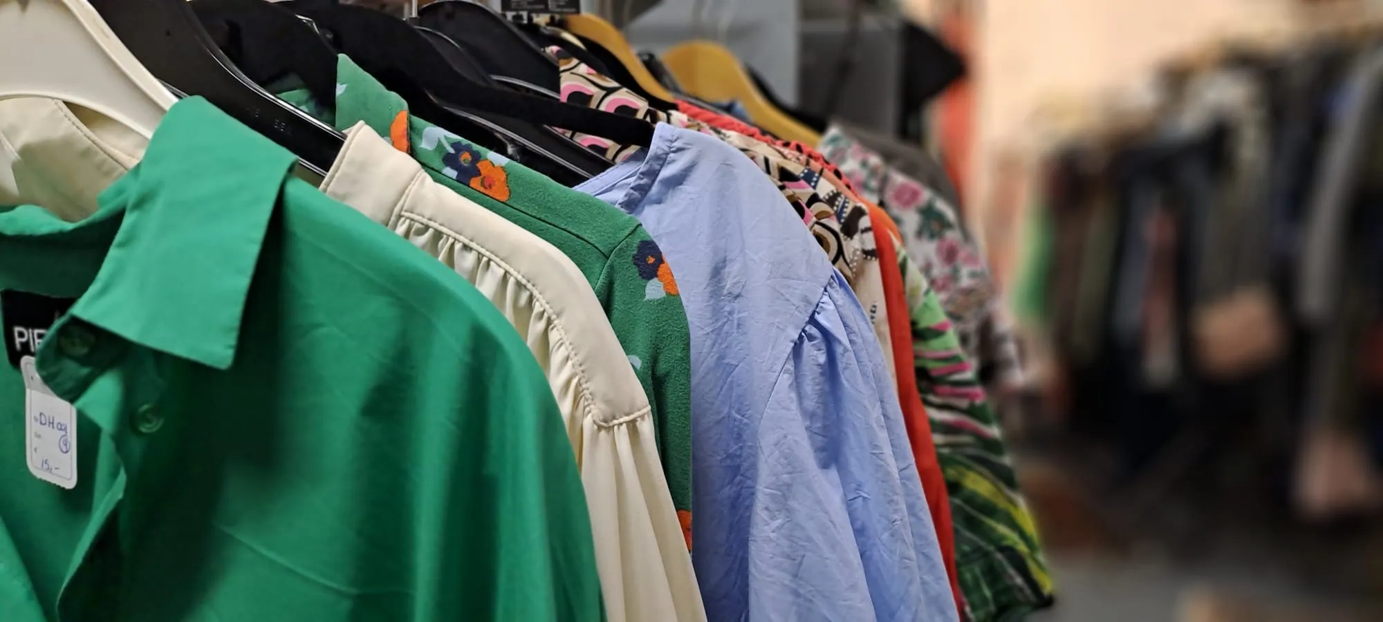 Rek met tweedehands kleding in de markthal